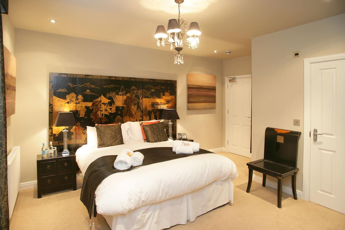 (Room 5) King Double | Egyptian cotton sheets, premium bedding, desk, blackout drapes