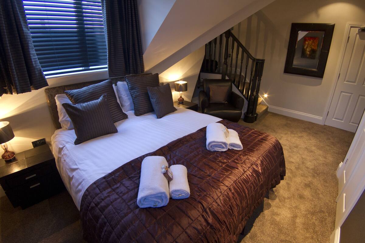 (Room 8) King Double | Egyptian cotton sheets, premium bedding, desk, blackout drapes