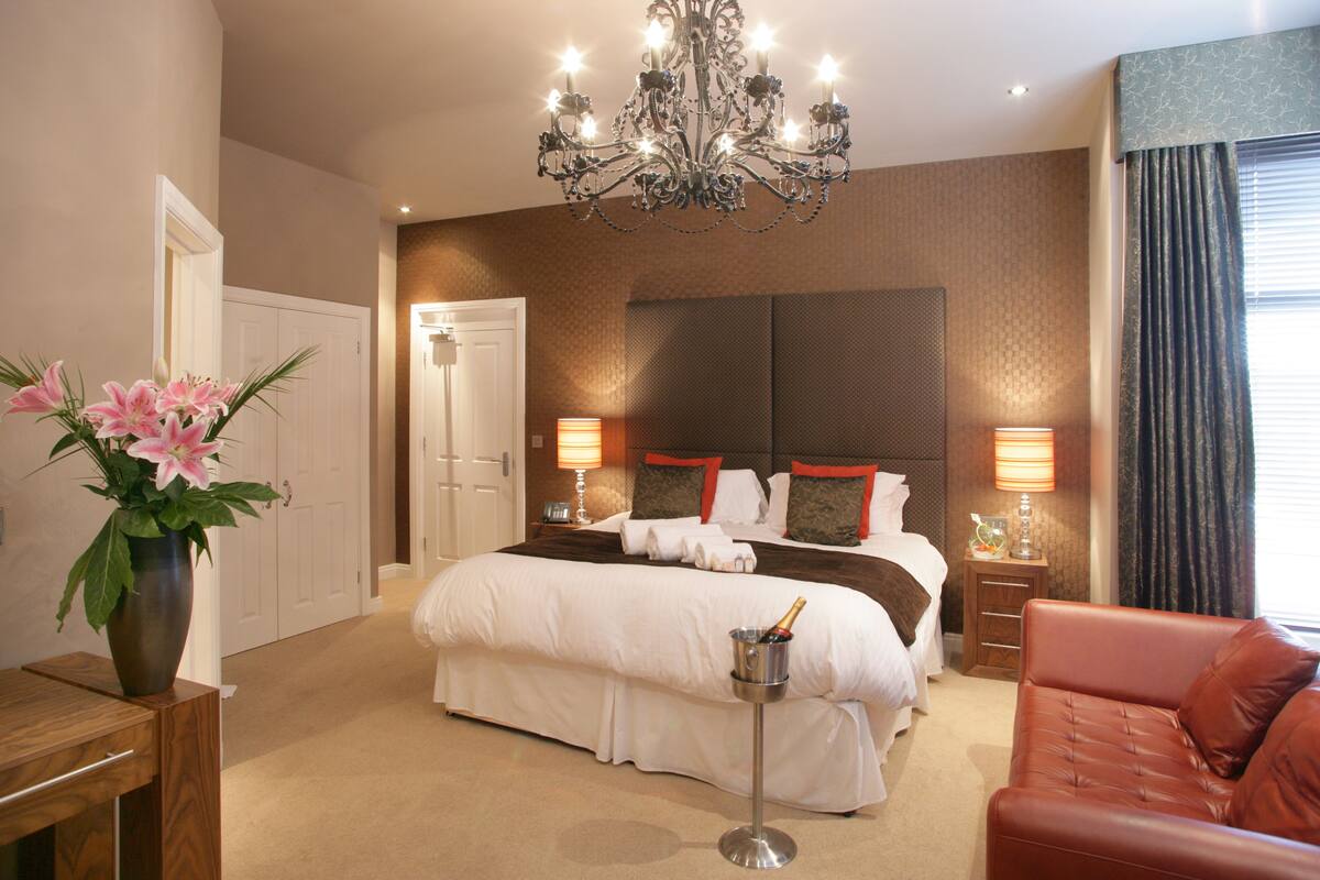 (Room 3) Super King | Egyptian cotton sheets, premium bedding, desk, blackout drapes