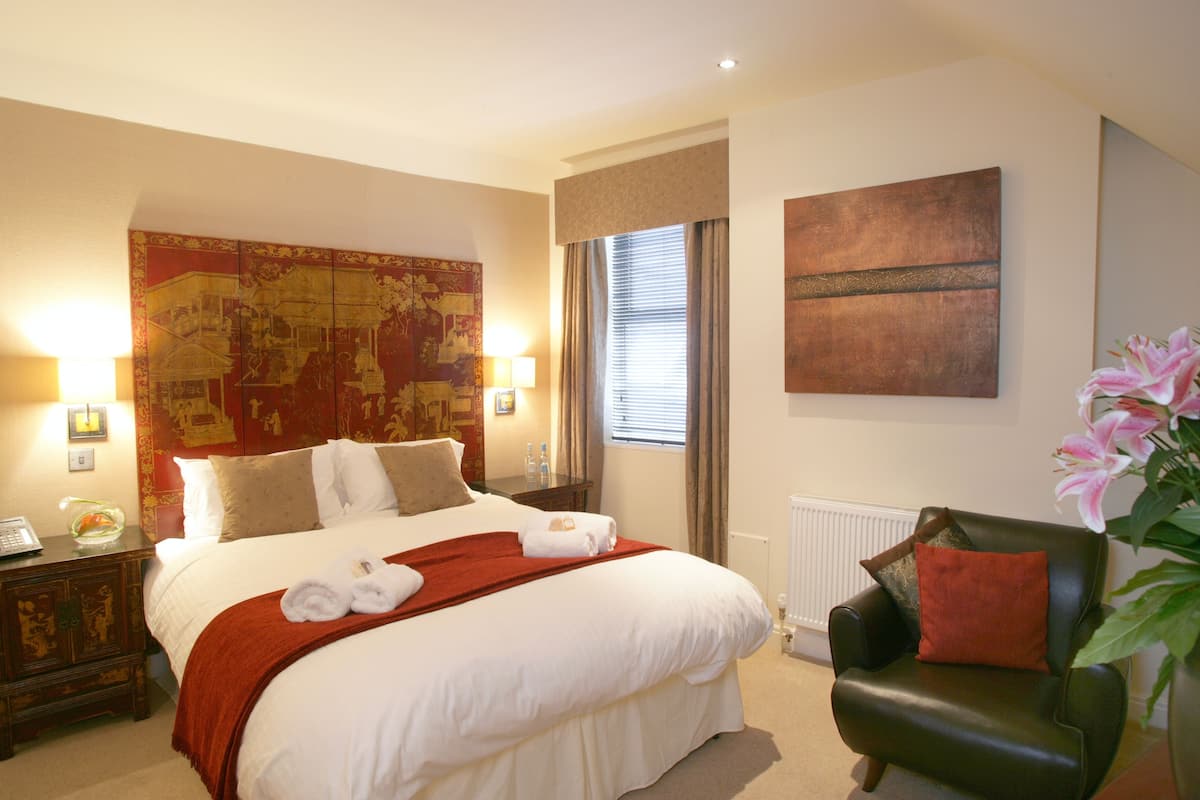 (Room 7) King Double | Egyptian cotton sheets, premium bedding, desk, blackout drapes