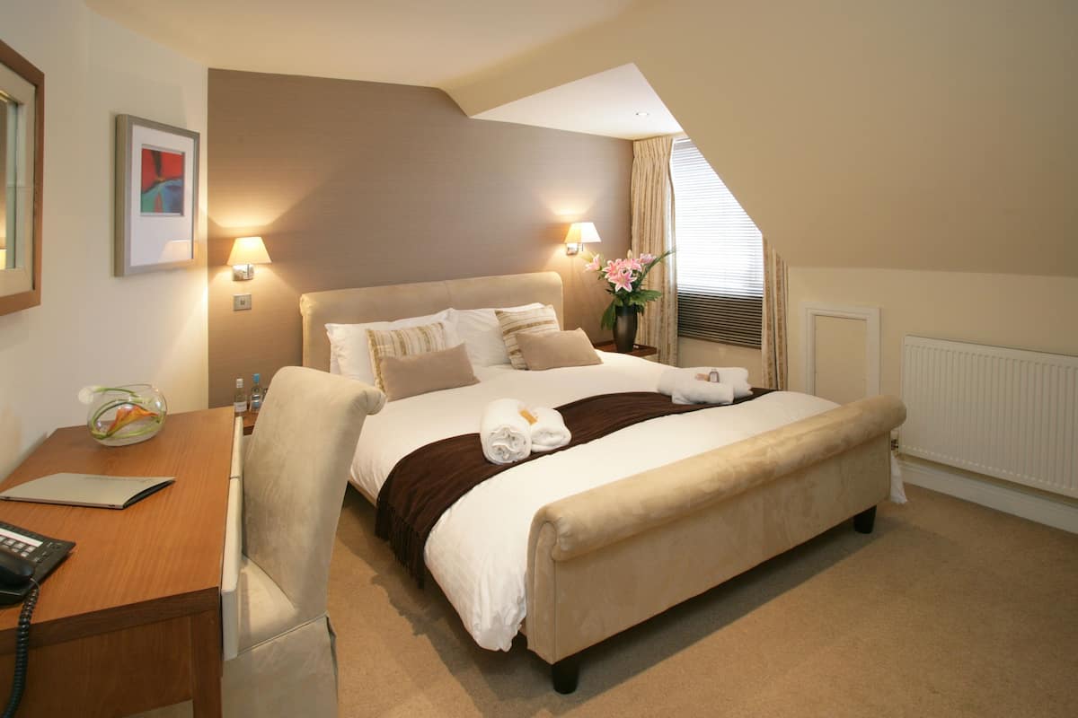 (Room 11) King Double | Egyptian cotton sheets, premium bedding, desk, blackout drapes