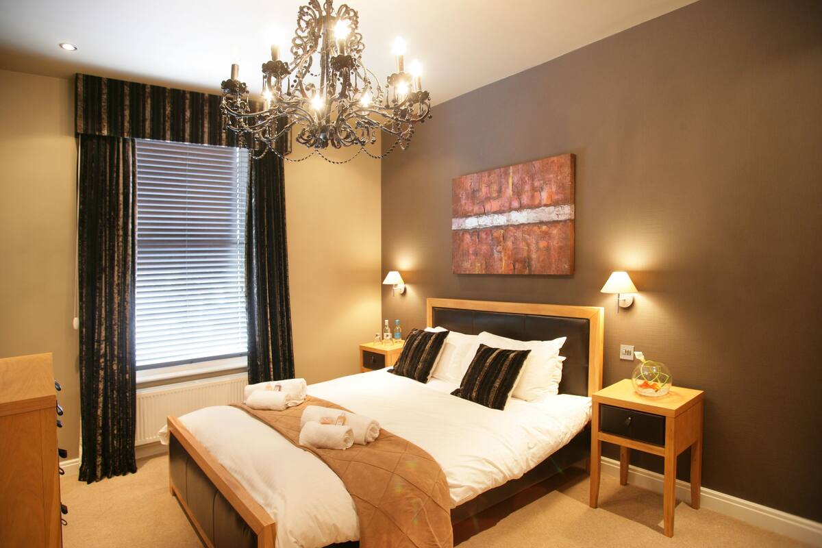 (Room 1) King Double | Egyptian cotton sheets, premium bedding, desk, blackout drapes