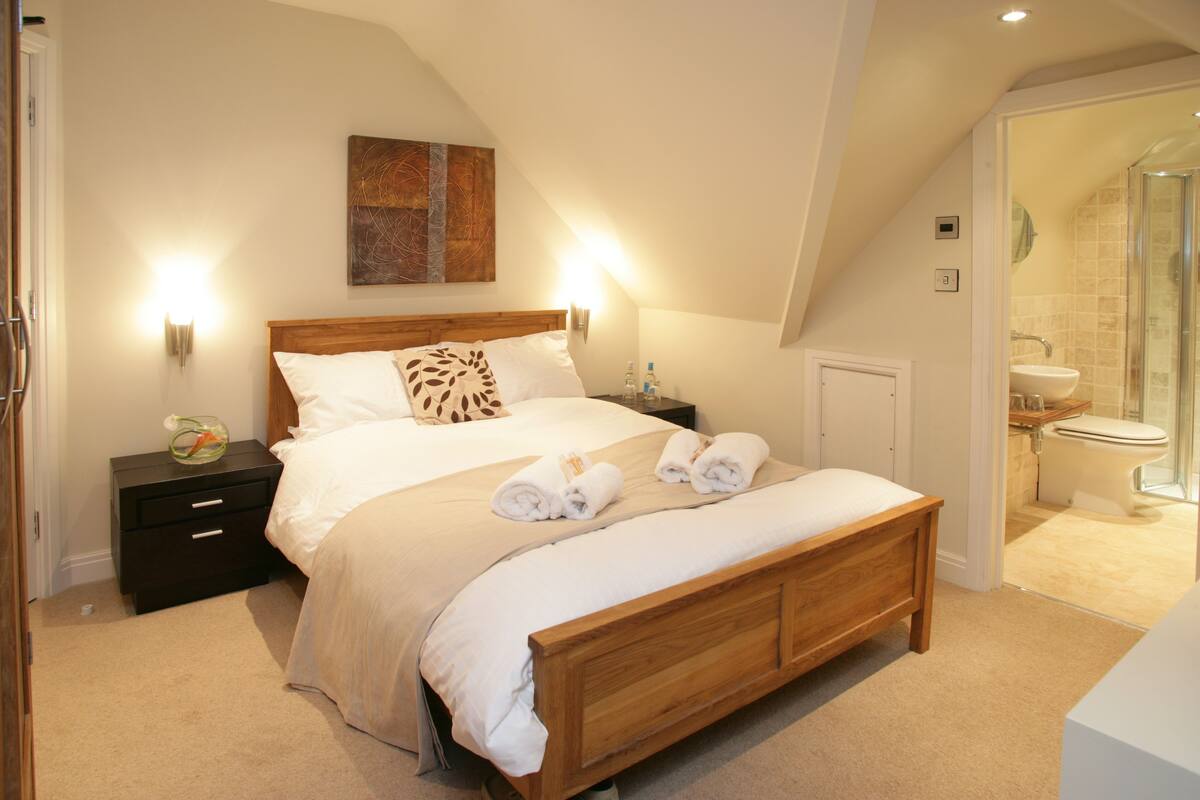 (Room 10) Double Room | Egyptian cotton sheets, premium bedding, desk, blackout drapes