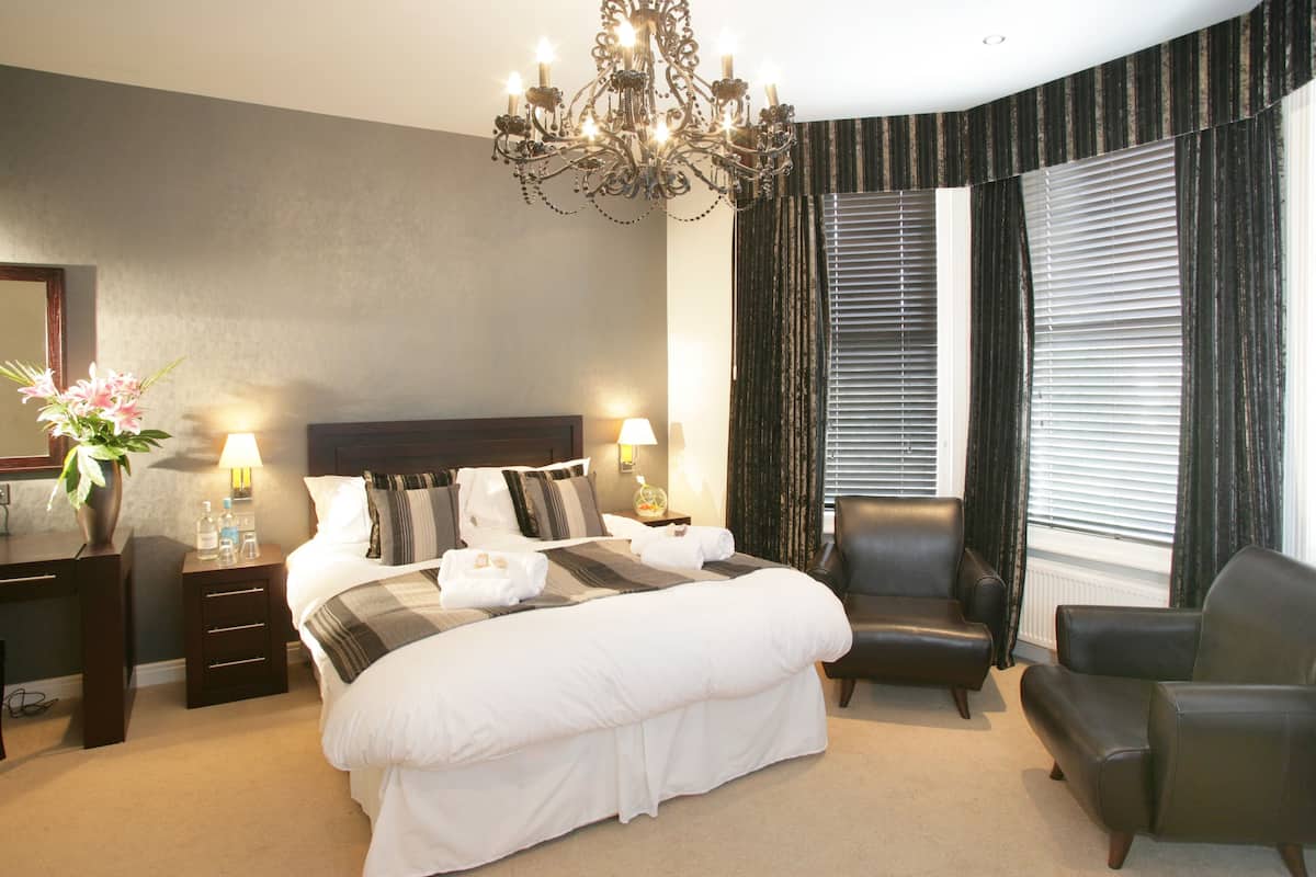 (Room 2) King Double | Egyptian cotton sheets, premium bedding, desk, blackout drapes