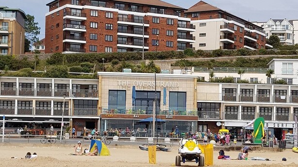 Beach nearby, white sand, beach shuttle - Urban Beach Hotel (Bournemouth)