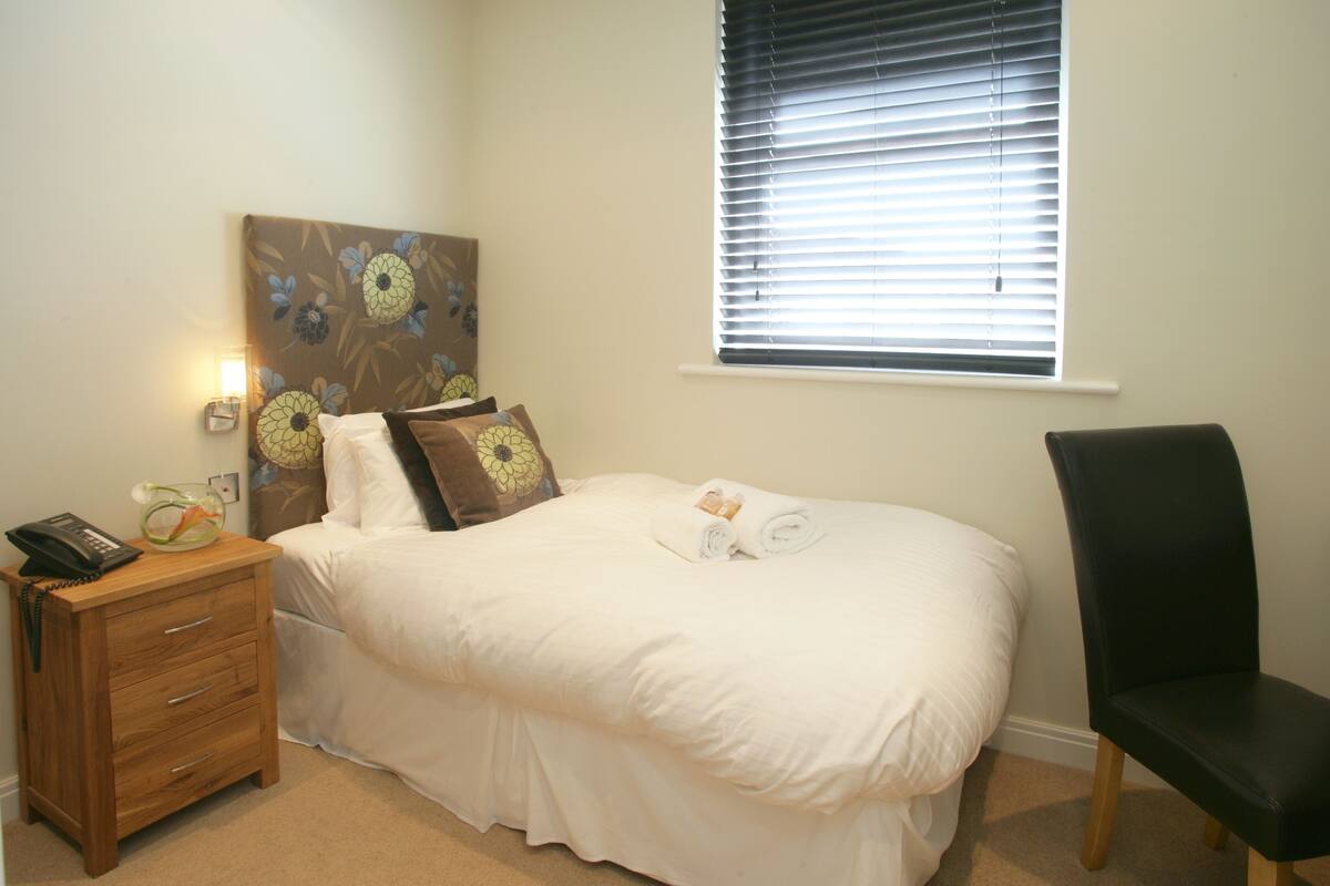 (Room 4) Single | Egyptian cotton sheets, premium bedding, desk, blackout drapes