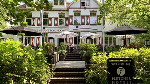 Un bâtiment traditionnel doté d’un restaurant et d’un espace extérieur aménagé pour les clients.