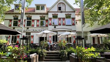 Vista frontal de la propiedad