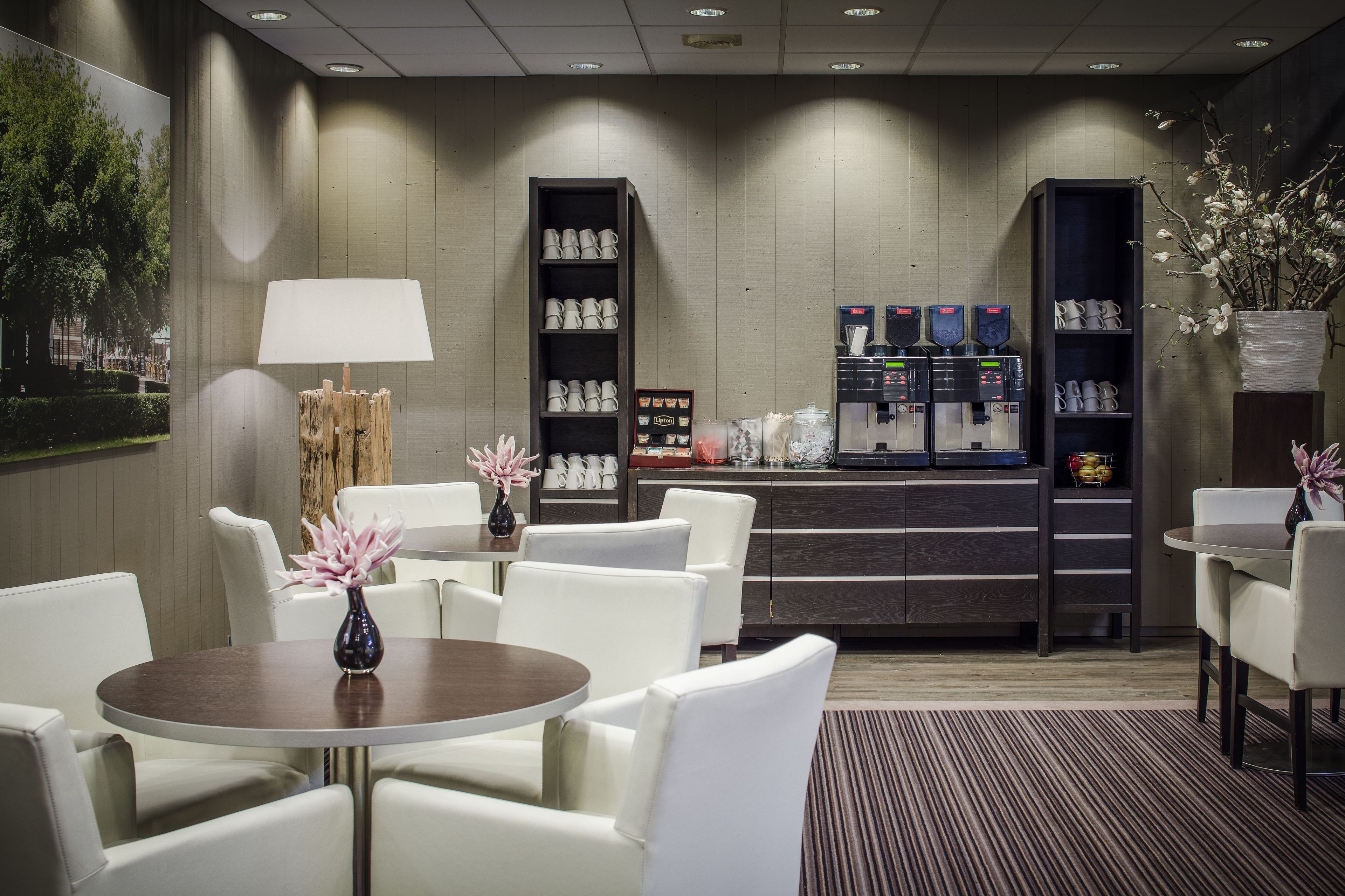 Daily continental breakfast (EUR 18.50 per person)