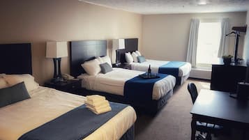 Suite (3 Queen Beds) | Een bureau, een strijkplank/strijkijzer, gratis wifi, beddengoed