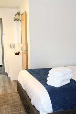Tremannsrom (3 Queen Beds) | Skrivebord, strykejern/-brett, wi-fi (inkludert) og sengetøy