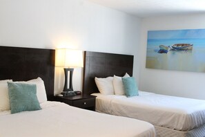 غرفة مزدوجة عادية | مكتب ومكواة/لوح كي وواي فاي مجانًا وملاءات أسرّة