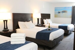 三人房 (3 Queen Beds) | 办公桌、熨斗/熨衣板、免费 WiFi、床单