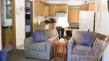 Suíte, 2 quartos | Cozinha privada | Geladeira