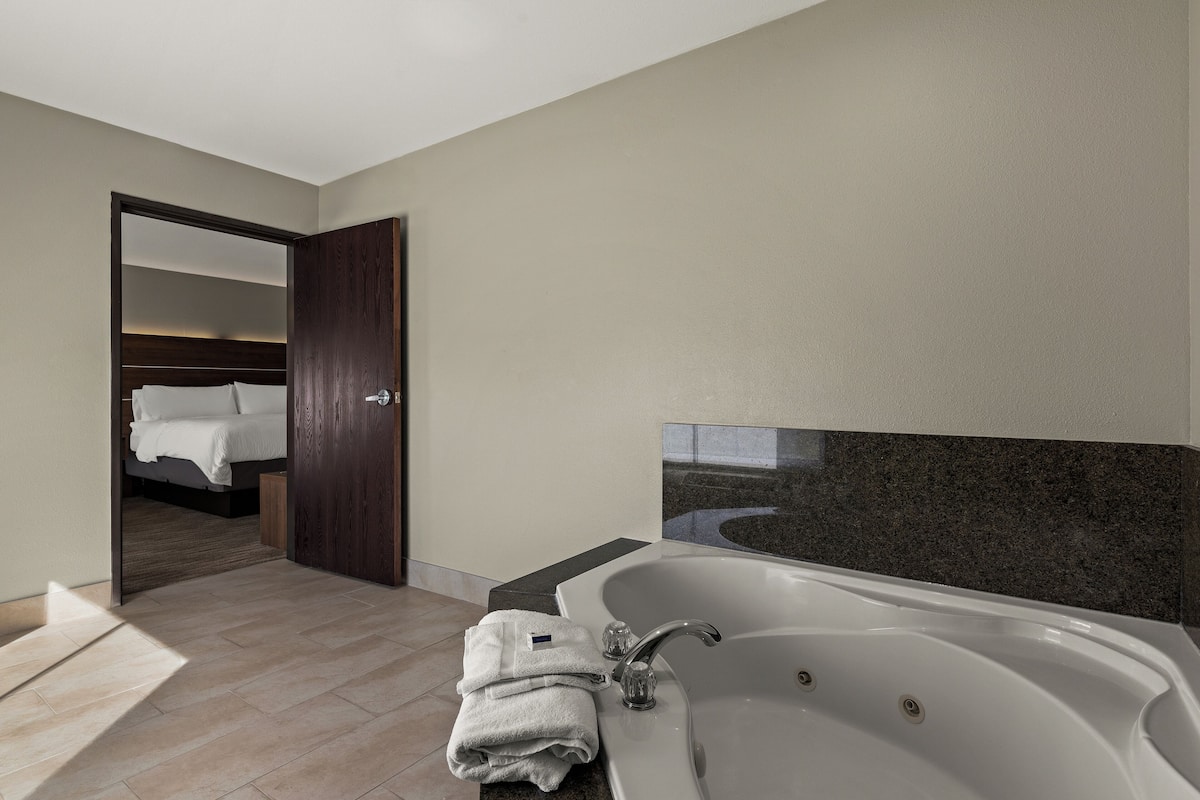 suite, jetted tub | 1 bedroom, desk, iron/ironing board, free cots/infant beds