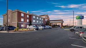 Un hôtel Holiday Inn Express doté d’un parking et d’une entrée abritée.