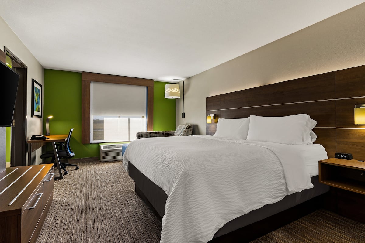 suite, jetted tub | 1 bedroom, desk, iron/ironing board, free cots/infant beds