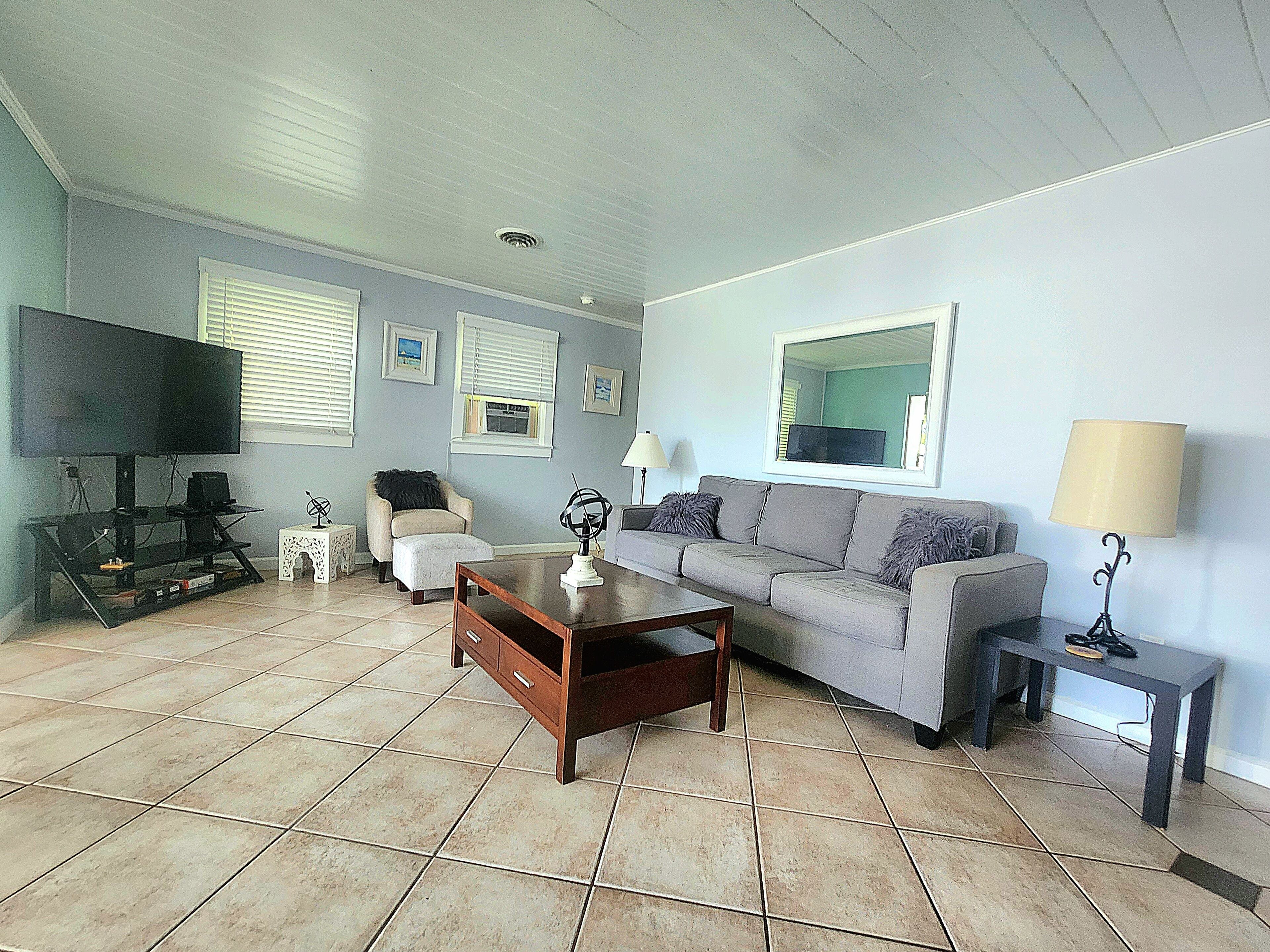 Cottage, 2 Bedrooms, 2 Bathrooms | Living area | 40-inch flat-screen TV with cable channels, table tennis