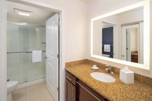 Tina con regadera, amenidades de baño gratuitas, secadora de cabello 