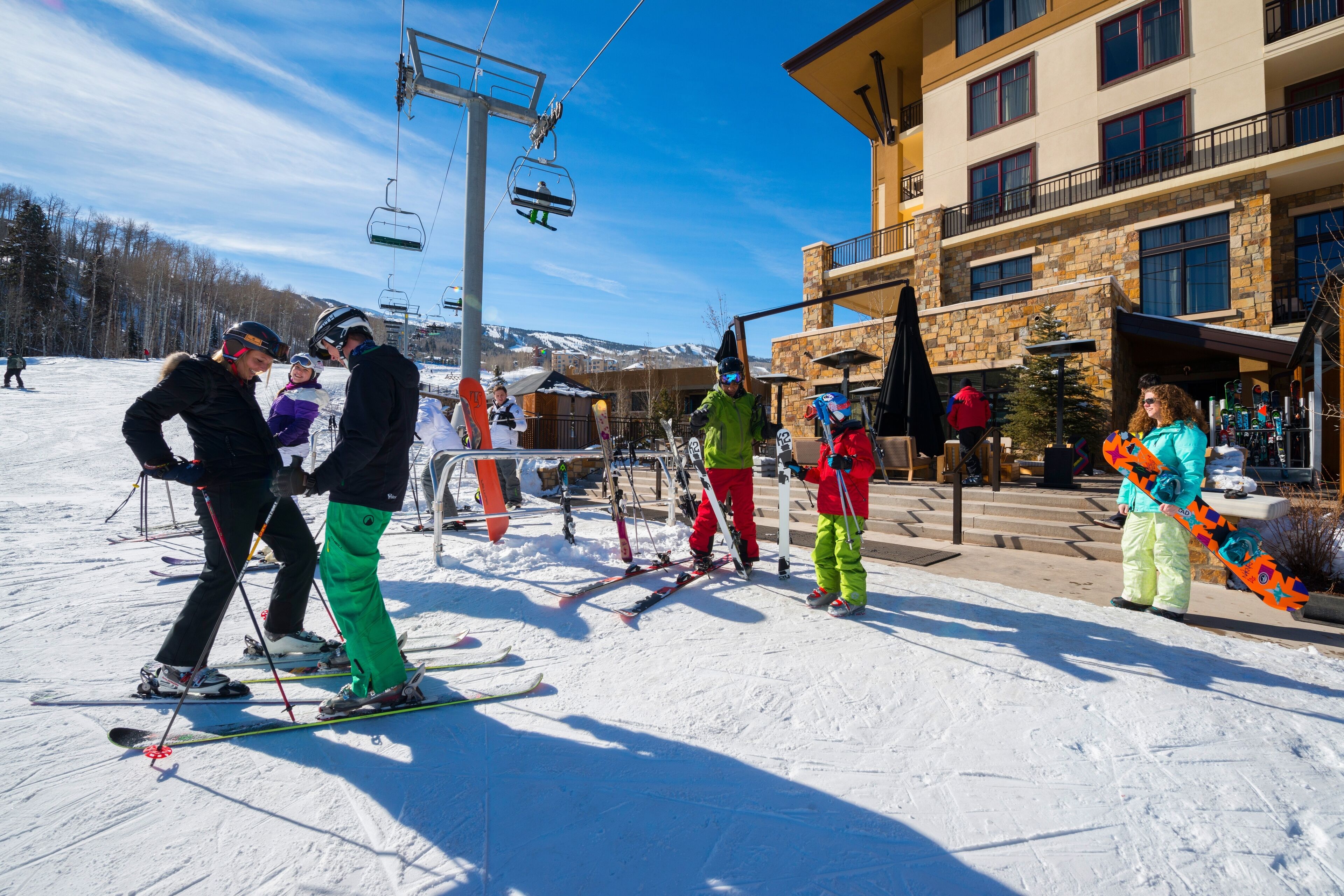 Une station de ski avec un bâtiment comprenant plusieurs étages et des balcons.