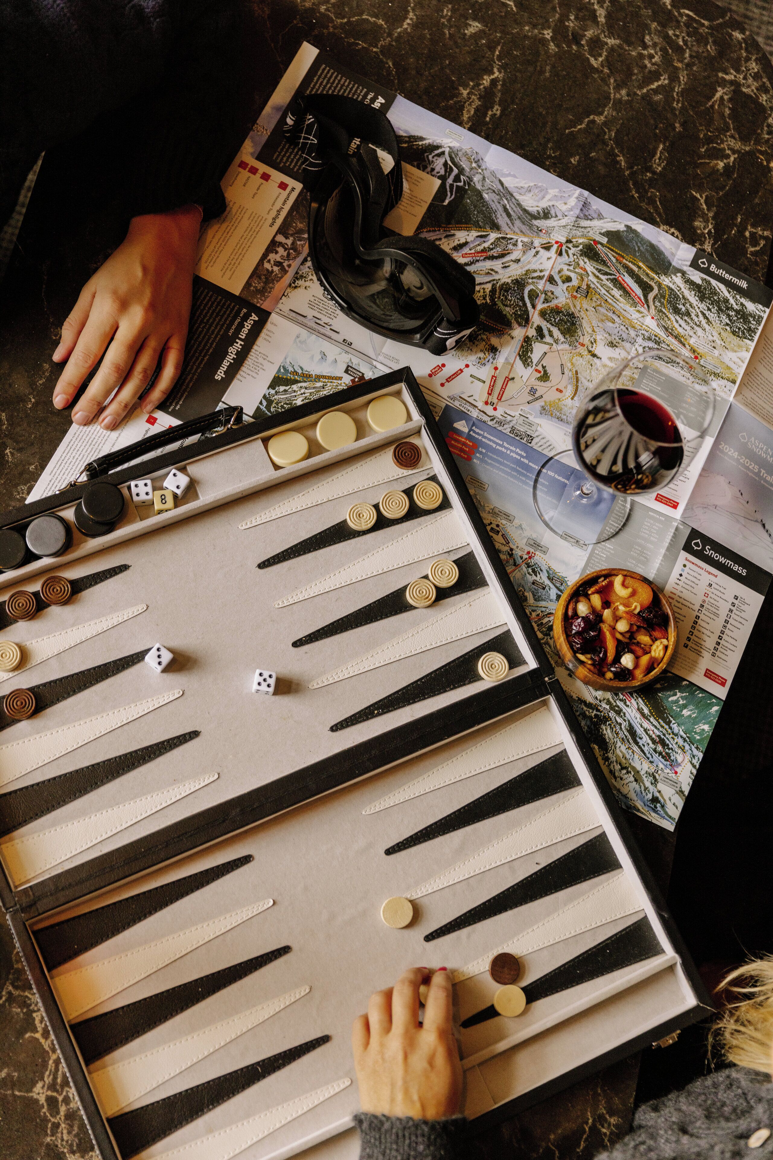 serves lunch, dinner and happy hour