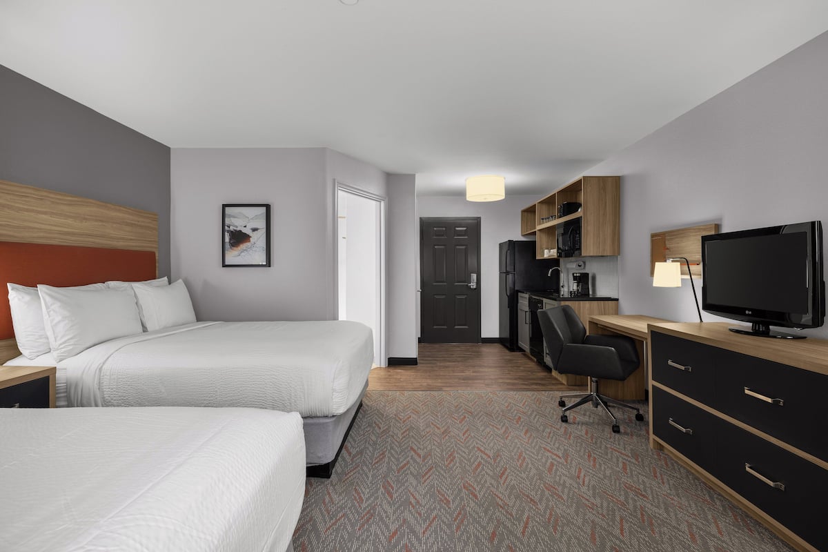 Studio Suite, 2 Tempat Tidur Queen | Meja kerja, tirai kedap cahaya, setrika/meja setrika, dan Wi-Fi gratis
