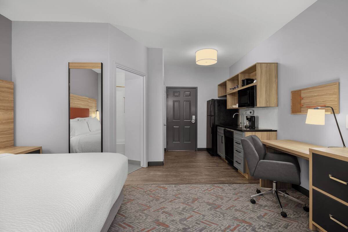 Studio Suite, 1 Tempat Tidur King | Meja kerja, tirai kedap cahaya, setrika/meja setrika, dan Wi-Fi gratis