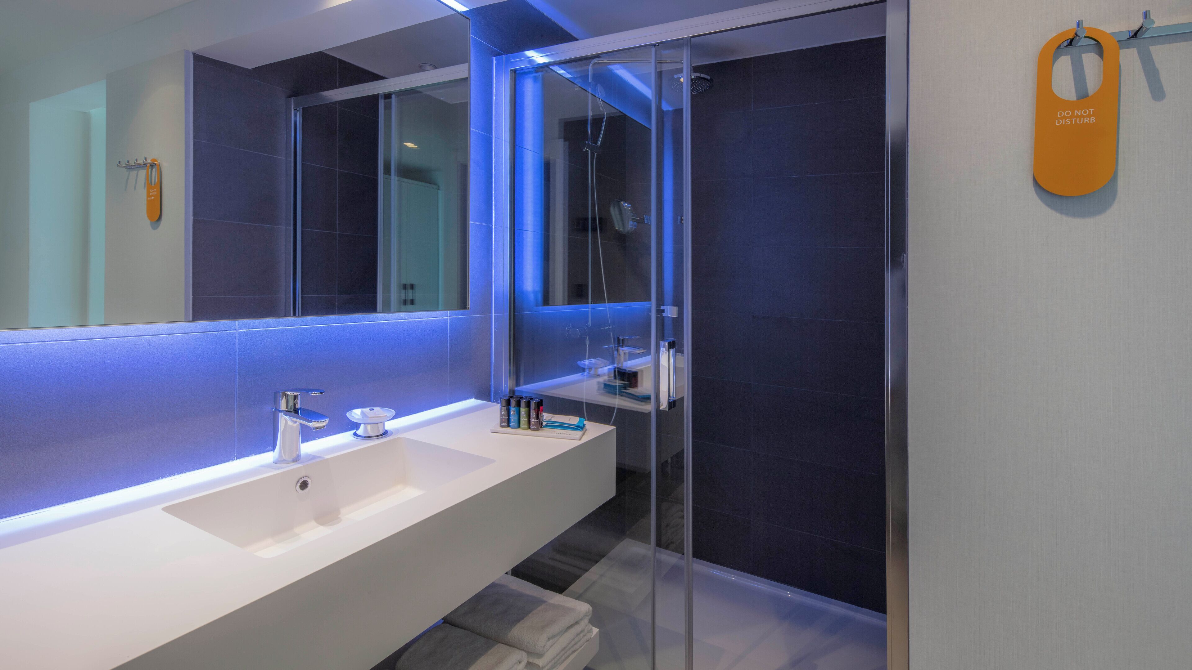 junior suite sea view balcony | bathroom | shower, free toiletries, hair dryer, towels