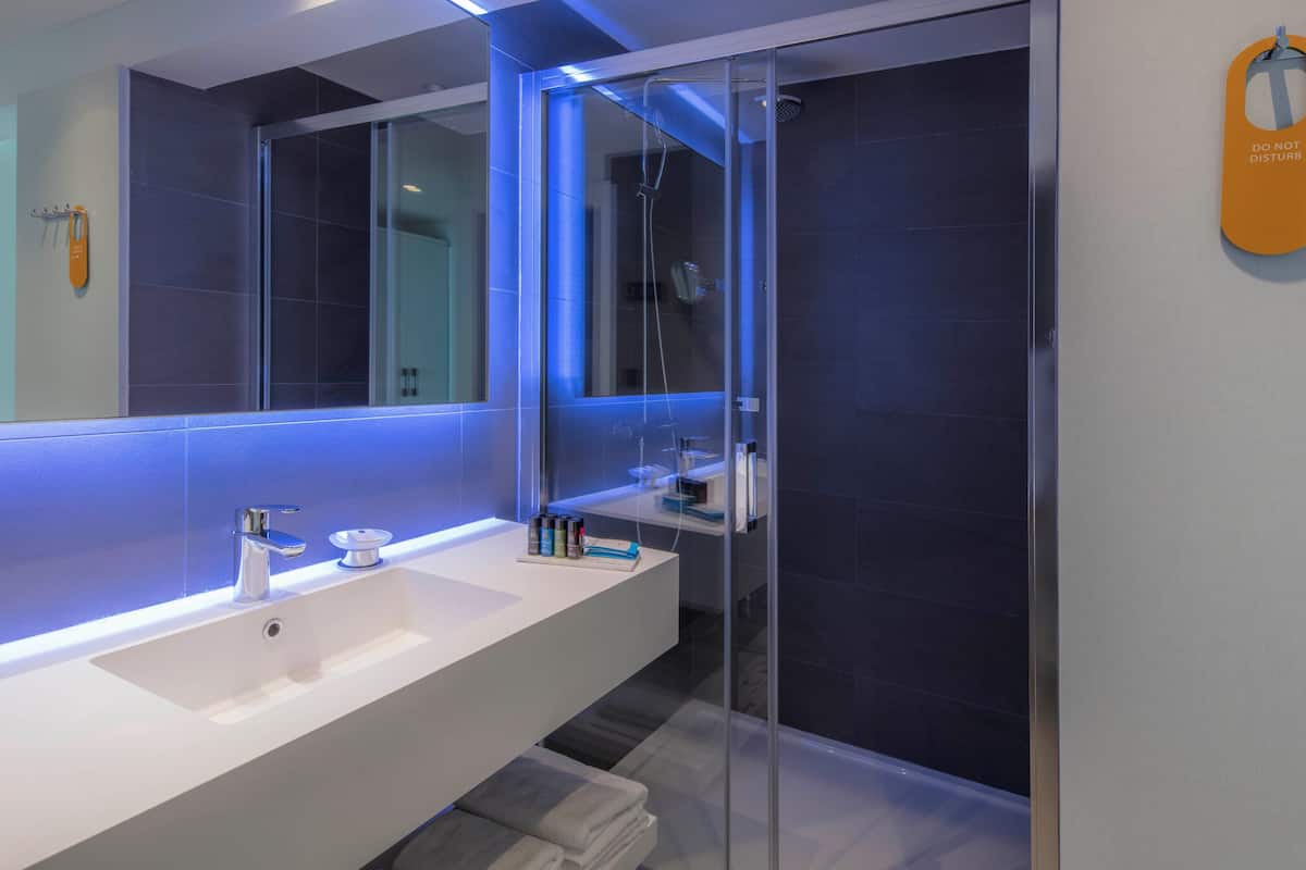 junior suite sea view balcony | bathroom | shower, free toiletries, hair dryer, towels