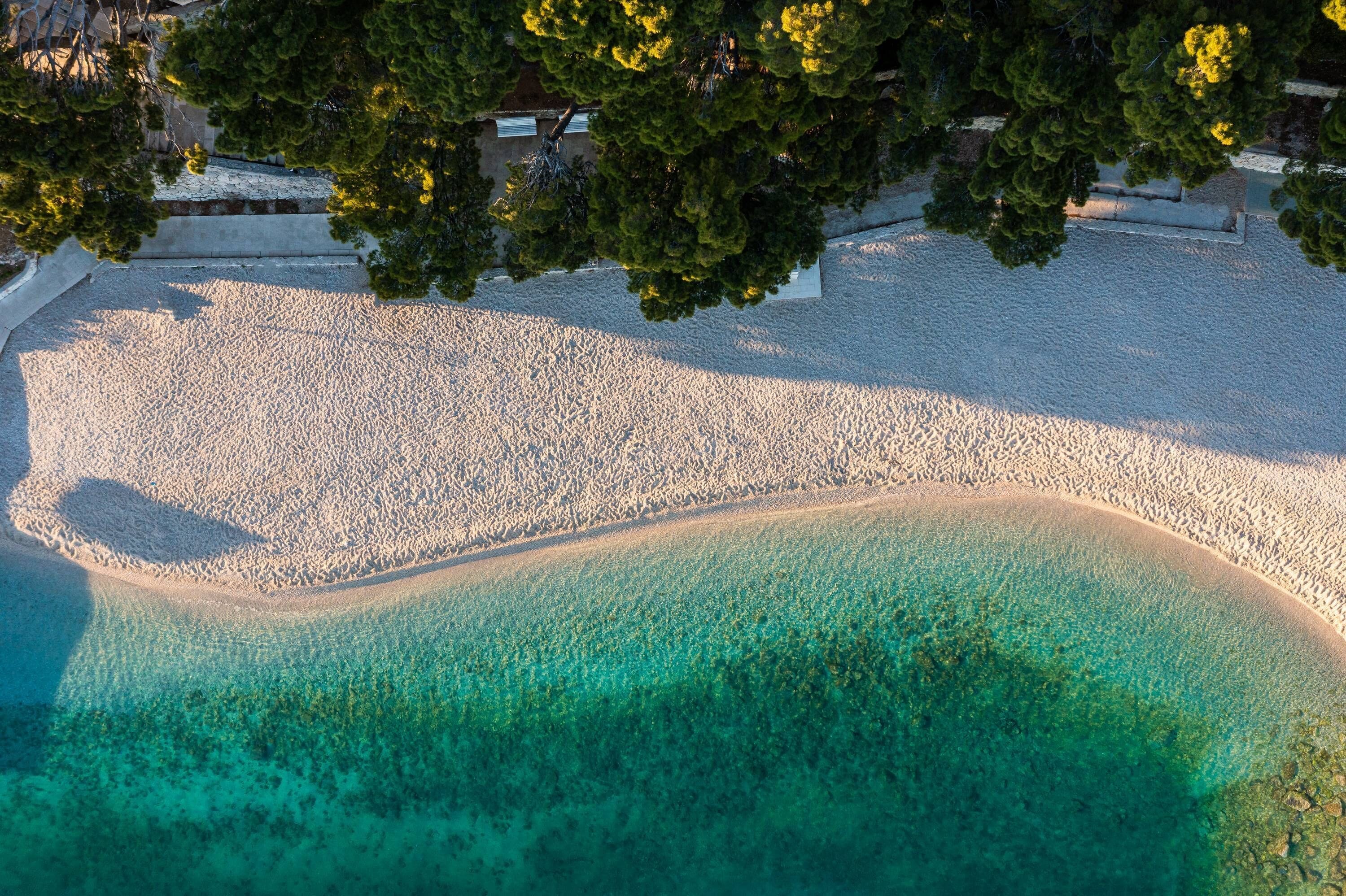 På stranden, liggestole, parasoller, badehåndklæder