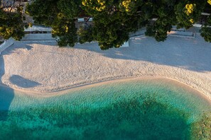 On the beach, sun loungers, beach umbrellas, beach towels - Bluesun Hotel Berulia (Brela)