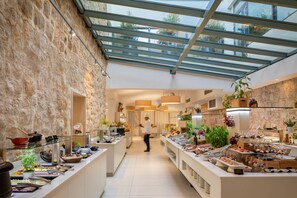 Gratis frukost med självservering varje dag 