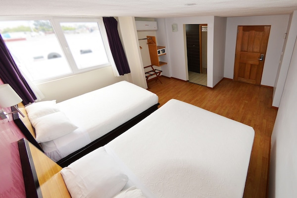 Caja de seguridad en la habitación y cortinas blackout