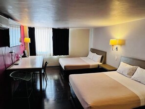 A hotel room with two beds, a desk, and a chair. - Centro 19 Hotel (Querétaro)