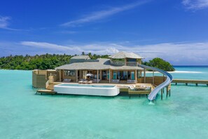ห้องพัก, 1 ห้องนอน (Water Retreat with Slide) | ผ้าปูที่นอนฝ้ายอียิปต์, เครื่องนอนระดับพรีเมียม, ผ้านวมขนเป็ด, มินิบาร์