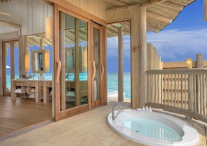 Separate bathtub and shower, jetted bath, rainfall showerhead - Soneva Fushi (Kunfunadhoo)