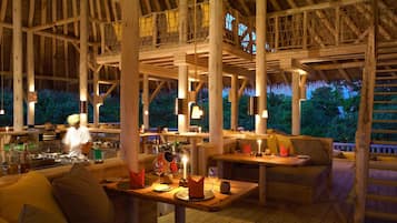 10 restaurants, breakfast, lunch, dinner served; international cuisine