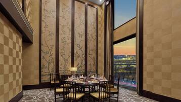 Suite Presidensial | Seprai premium, selimut bulu angsa, busa memori, dan minibar