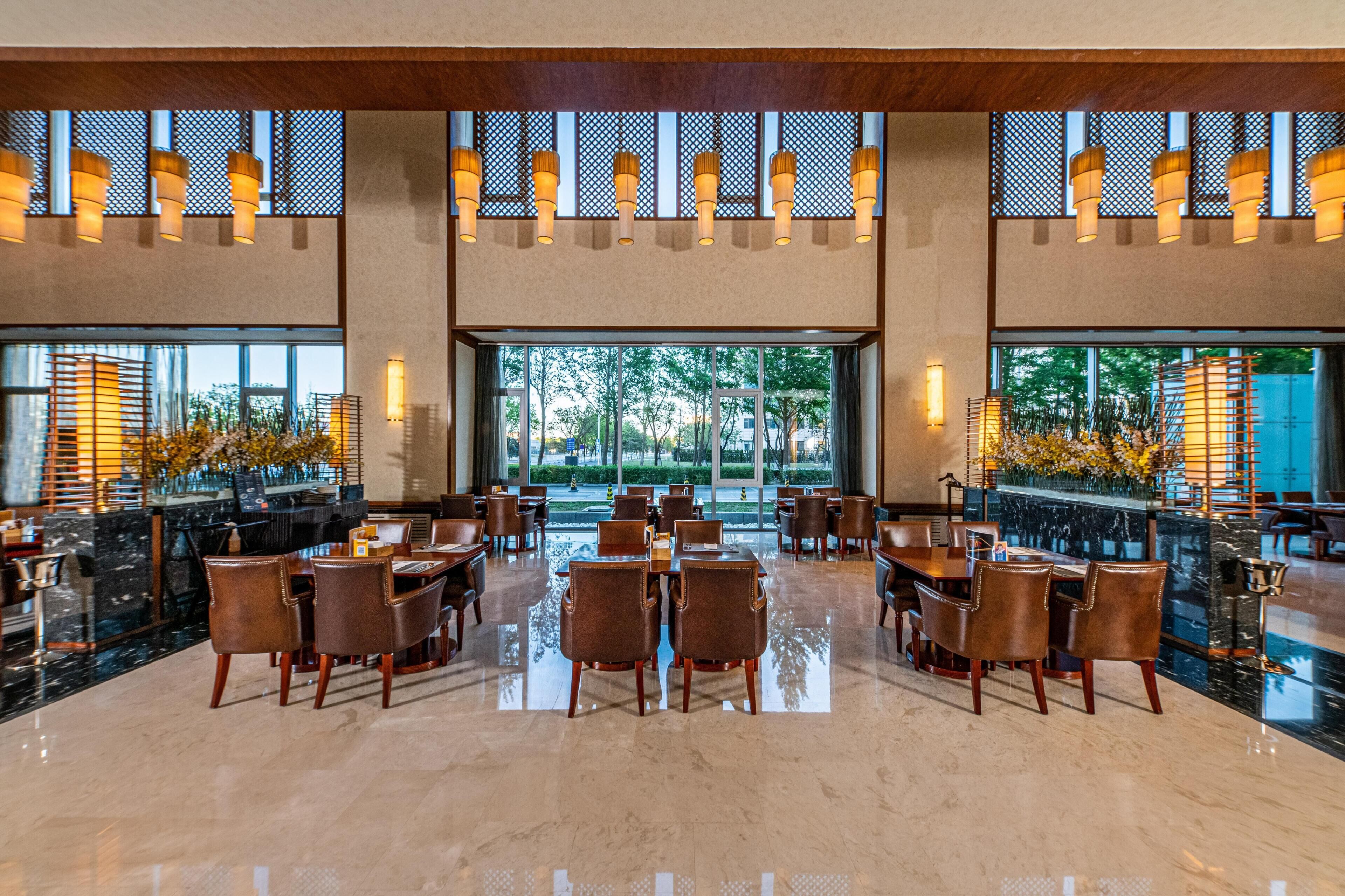 2 restauranter; serverer morgenmad, frokost og kinesiske retter