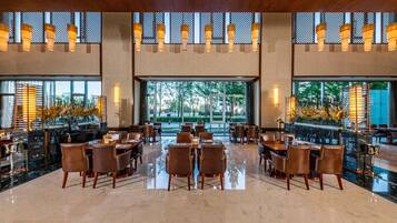 2 restauranter; serverer morgenmad, frokost og kinesiske retter