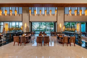 2 restauranter, frokost, lunsj og middag serveres, kinesiske retter