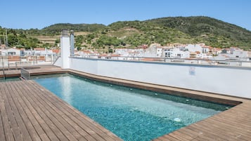 Piscine extérieure, chaises longues