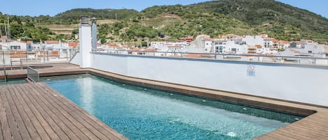 Piscine extérieure, chaises longues