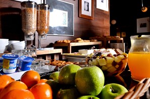 Café da manhã com buffet todos os dias (EUR 18 por pessoa) 