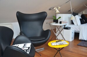 Suite | Living room | 32-inch TV with cable channels - Browns Boutique Hotel (Lisbon)