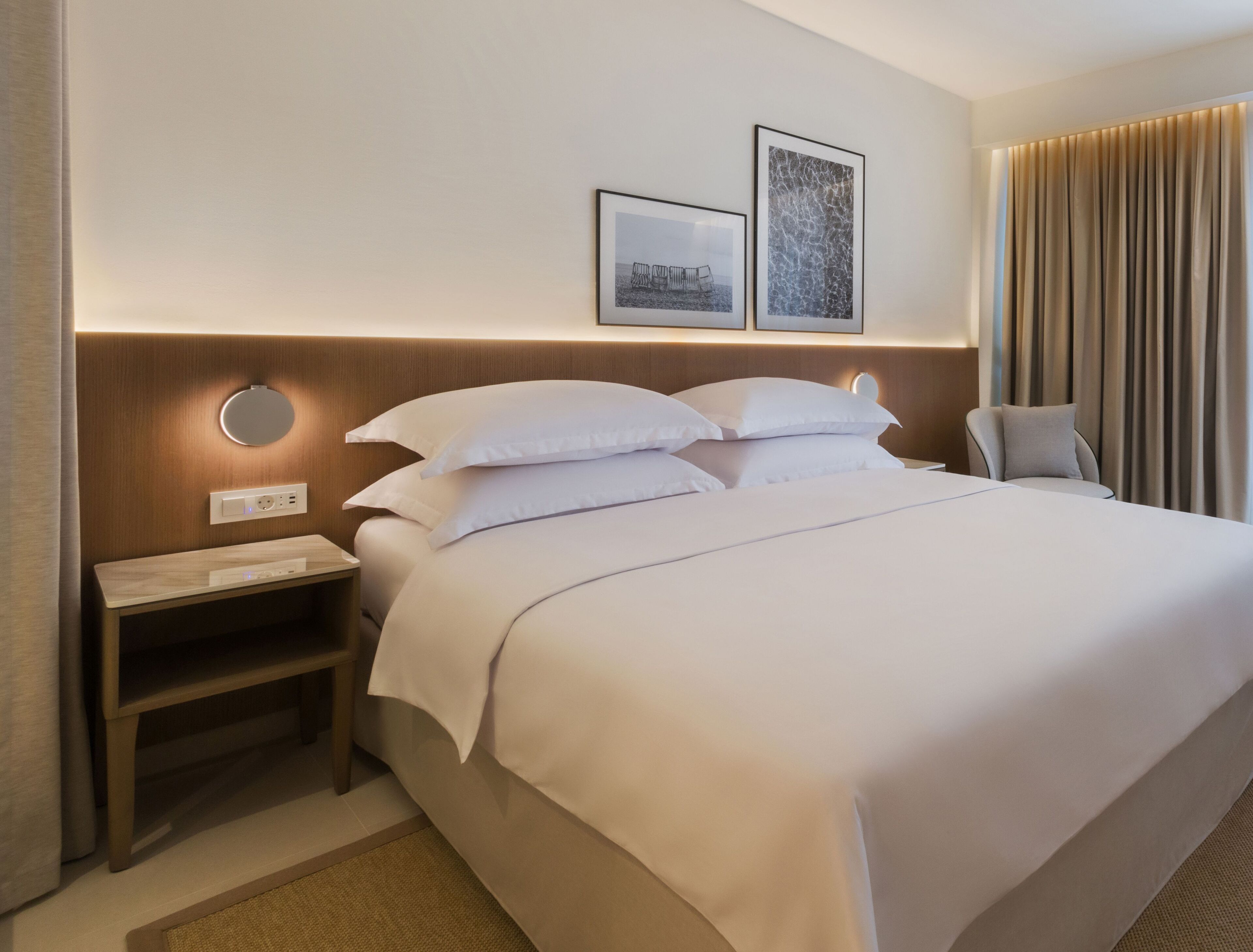 Minibar, in-room safe, desk, free WiFi