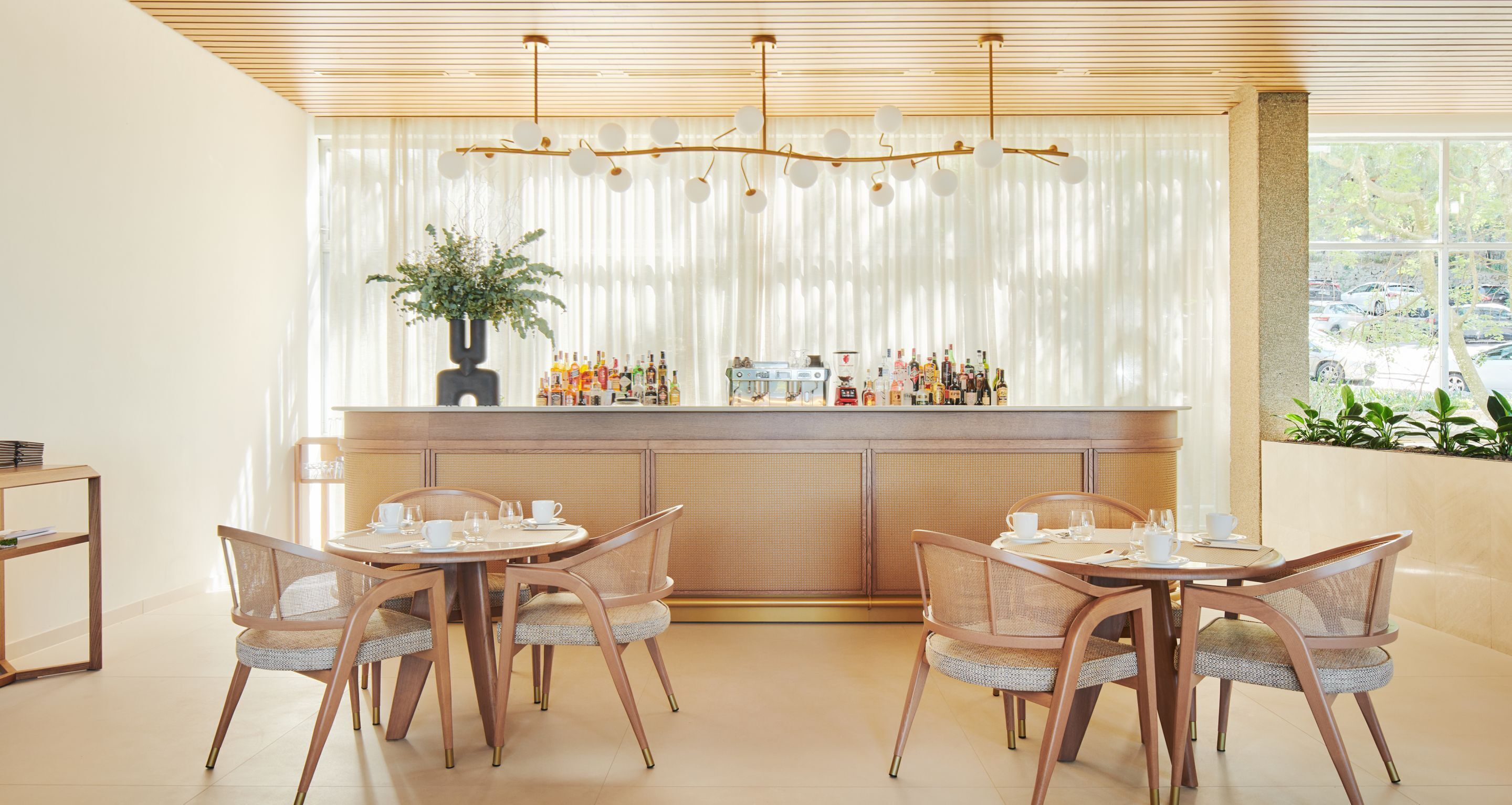 3 bars/lounges, lobby lounge