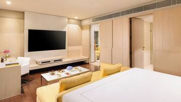 Executive Suite, 1 King Bed | Minibar, in-room safe, desk, soundproofing