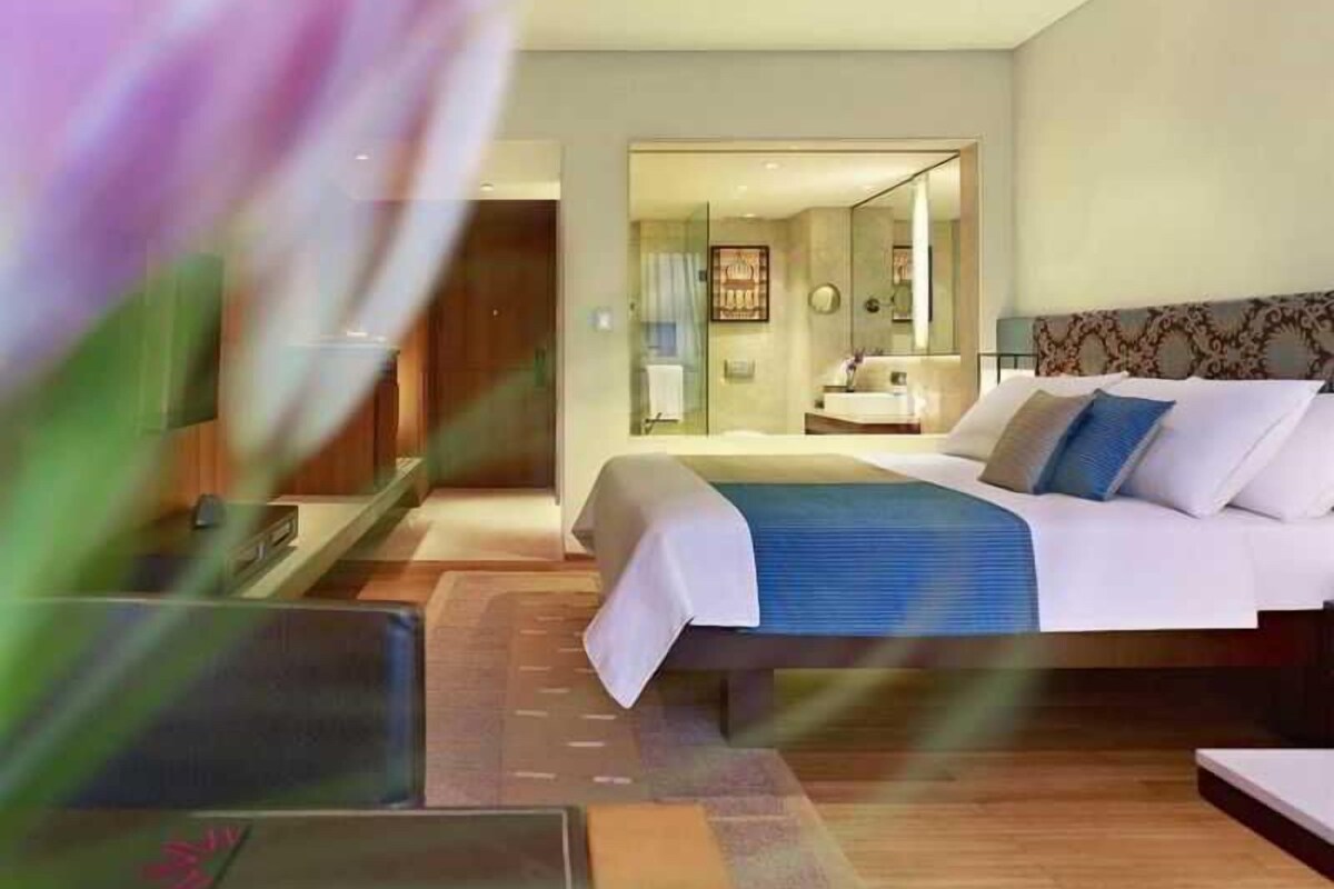 DOUBLE DELUXE KING BED