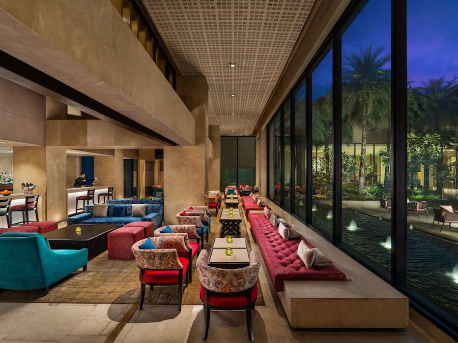 2 restaurants, breakfast served